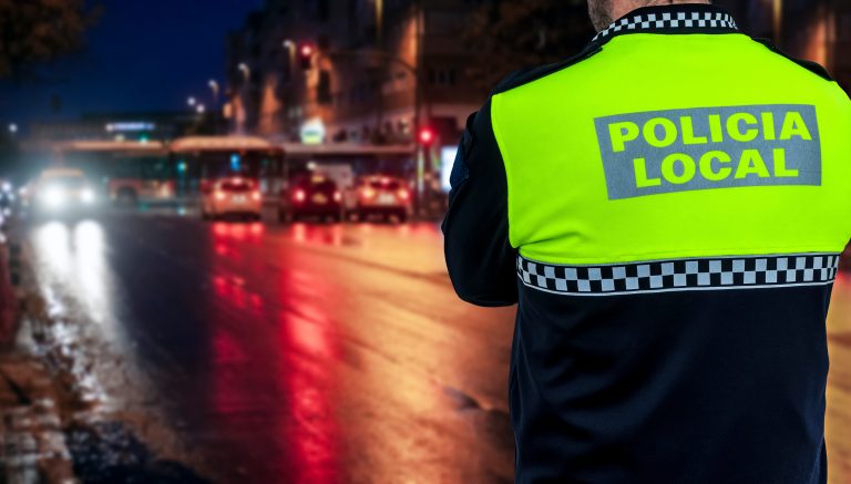 Local,Police,Officer,At,A,Night,Traffic,Alcohol,And,Drug