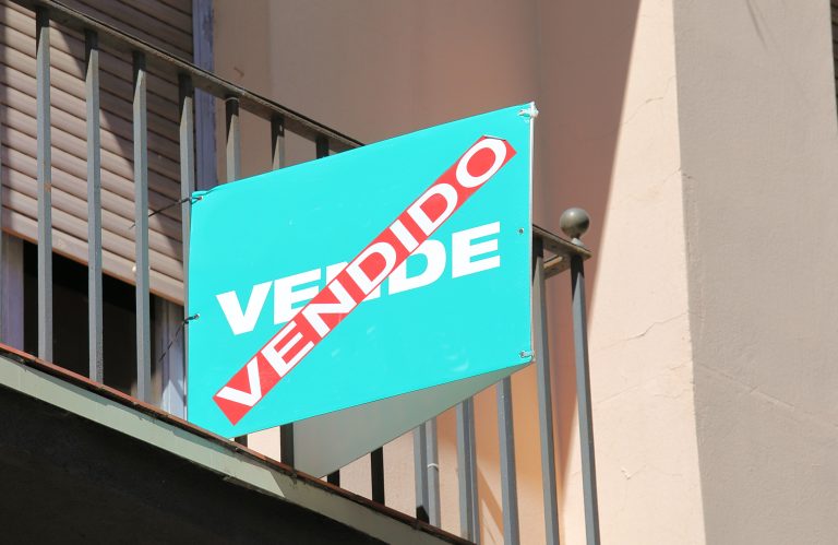 House,For,Sale,Sign,Crossed,By,Sold,Sign,Real,Estate