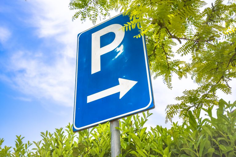 Free,Parking,Signal.,Next,To,It,,Tree,And,Hedge.,Bottom