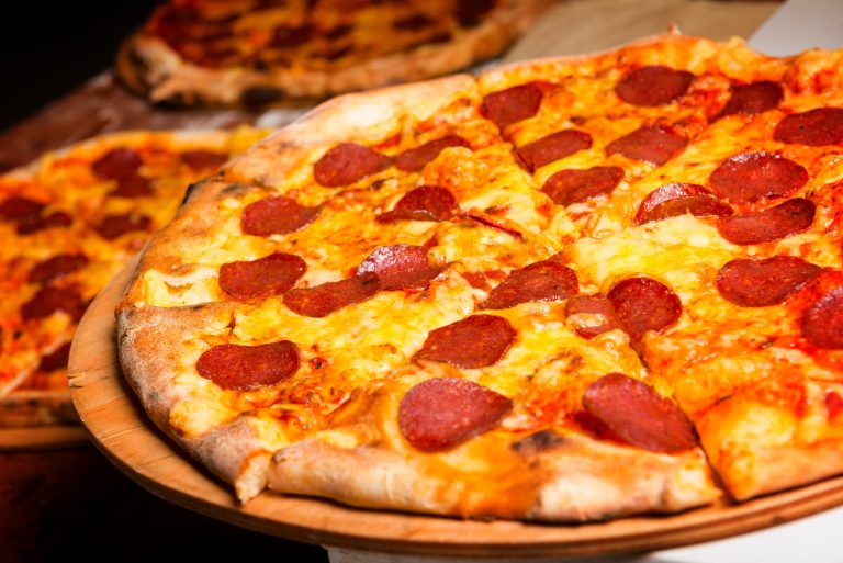 Fresh,Original,Italian,Pizza,On,A,Wooden,Board,In,Italian