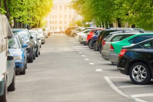 Röda och orange parkeringszoner i Marbella