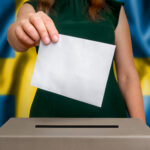 Utlandssvenskars röstningsmöjligheter stärks och sink-skatten sänks