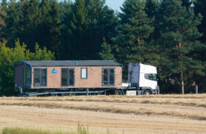 Hus stulet med kranbil