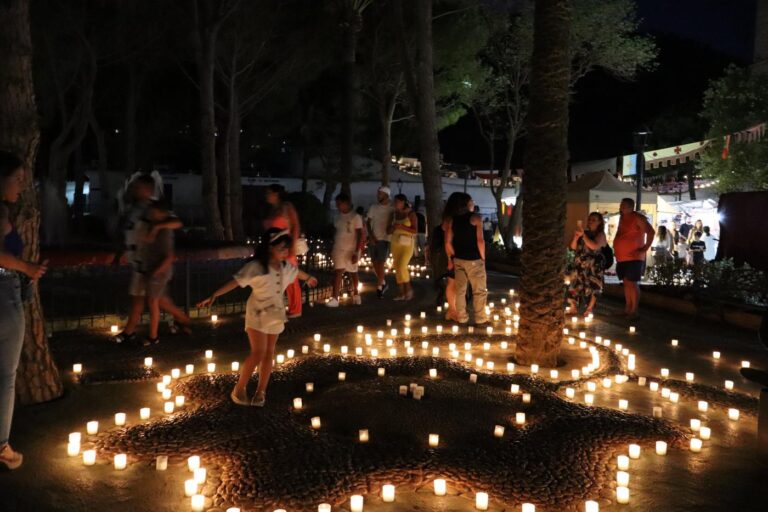 Mijas-festival i skenet av 15 000 ljus