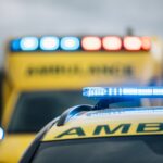 Bil rammade uteservering, sju skadade