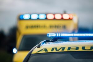 Bil rammade uteservering, sju skadade