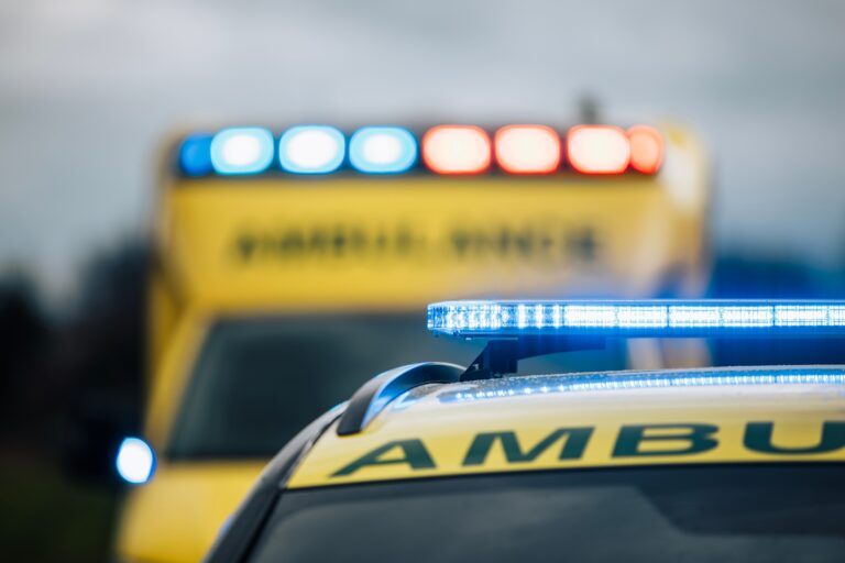 Bil rammade uteservering, sju skadade