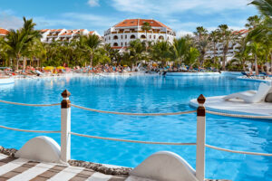 Över 60 förgiftade i hotellpool