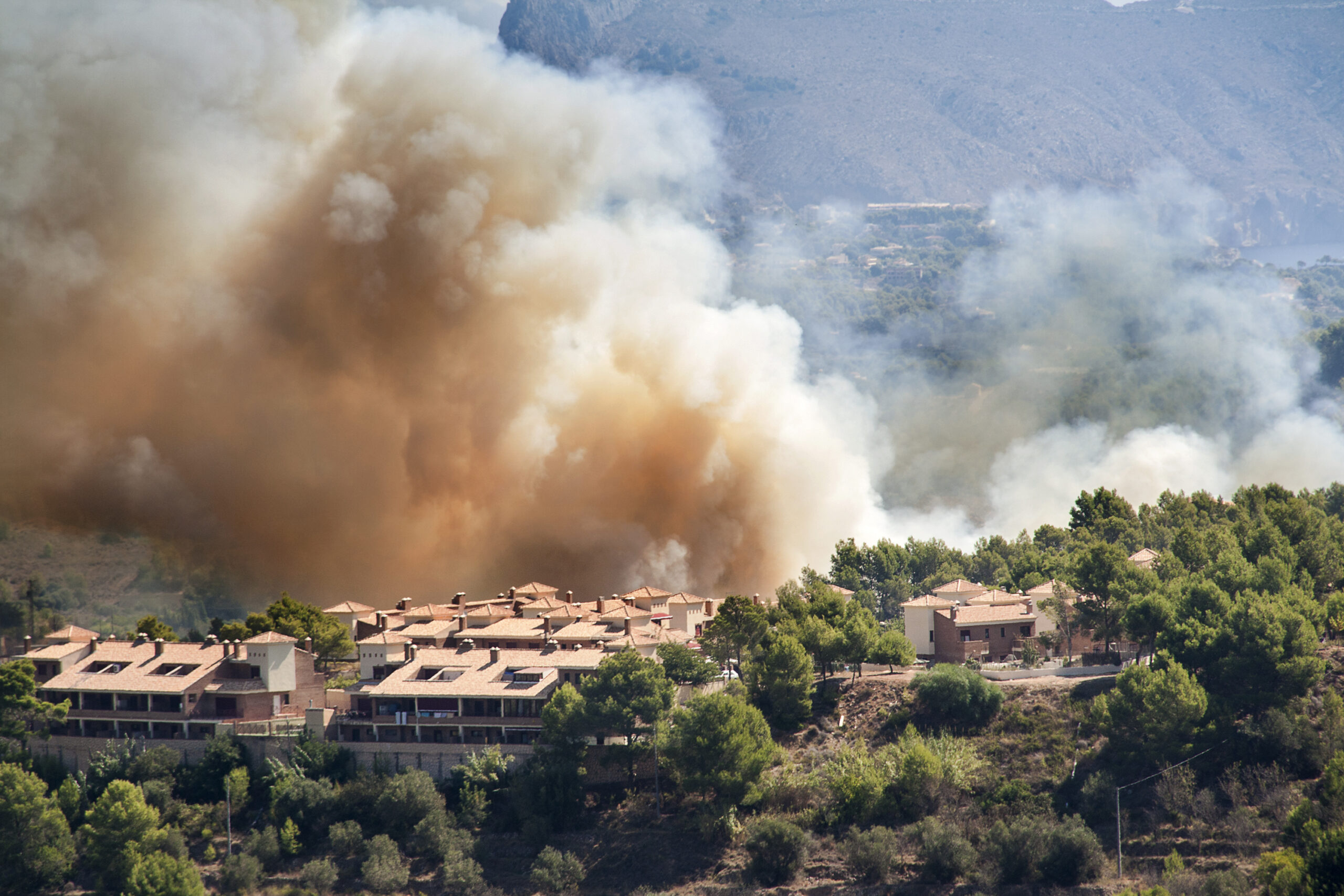ÖVERLEVNADSGUIDE – Vad gör du om man hamnar i en skogsbrand när du är ute och kör?