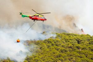 Skogsbrand rasar i Andalusien, flera döda