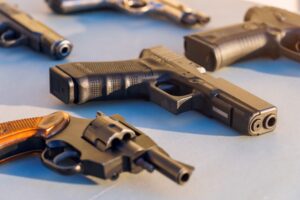 Polis i jätteinsats mot vapenliga