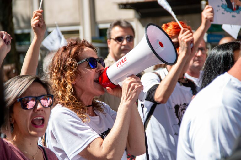 Massiv demonstration mot bostadskrisen