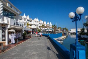 Fler gågator i Puerto Marina