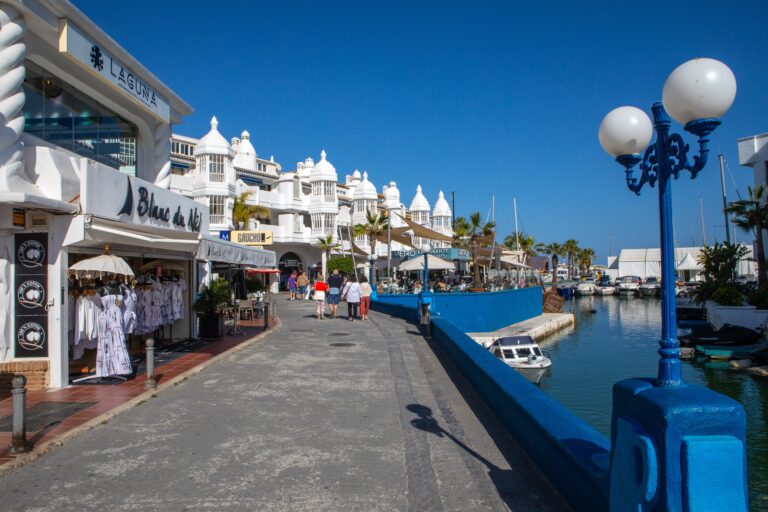 Fler gågator i Puerto Marina
