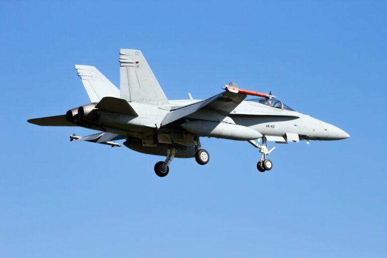 Stridsflygplan flyger över Málaga