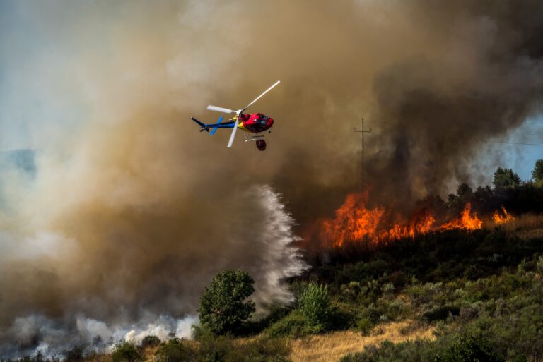 Stor skogsbrand, flera evakuerade