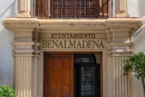 Benalmádena är nästan skuldfritt